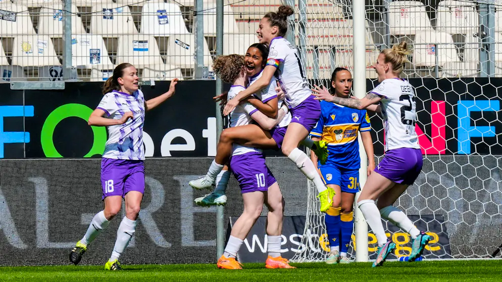 Ella Touon (Mitte) wird von ihren Teamkolleginnen gefeiert.