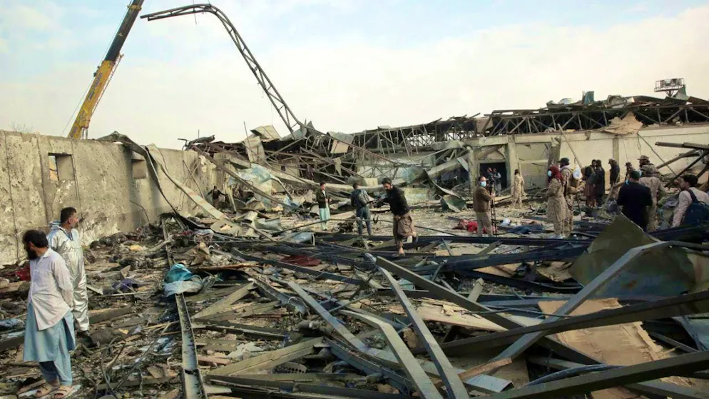 آرشیو - نیروهای امنیتی طالبان پس از یک حمله هوایی، خرابه های ویران شده کلینیک ترک مواد مخدر در پایتخت افغانستان را بازرسی کردند. عکس: سامی جان/dpa