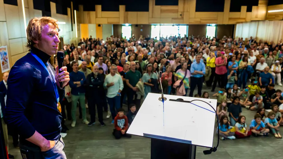 Le champion olympique de ski alpin Tanguy Nef a commenté sa course gagnante de Bormio devant les enfants, ses proches et ses soutiens à Veyrier (GE).
