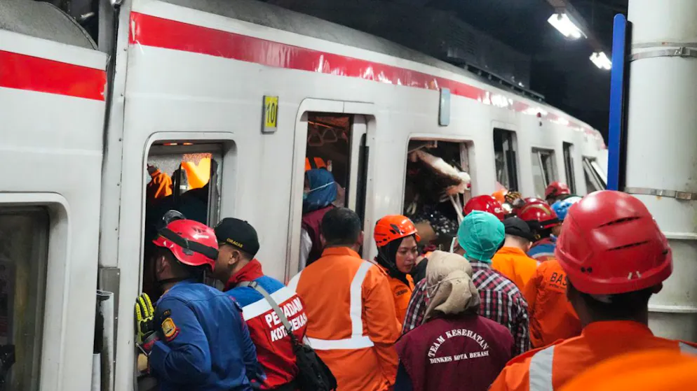 Rettungskräfte suchen nach einer Zugkollision in einem Bahnhof in Bekasi, Indonesien, nach Opfern. Foto: Ahmad Ibrahim/AP/dpa