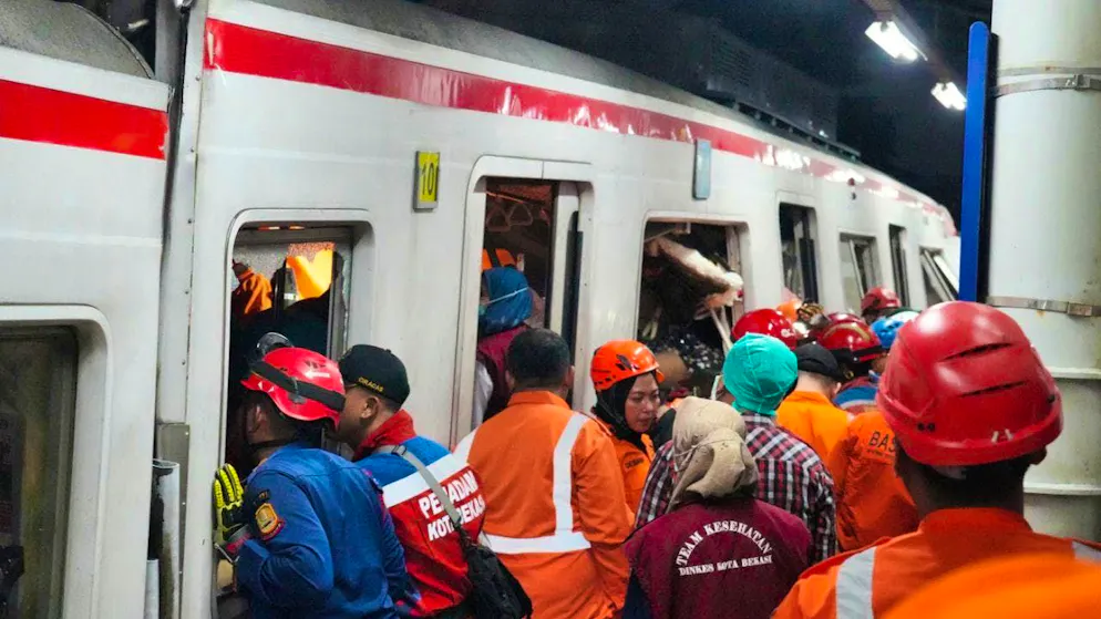 Rescue workers search for victims after a train collision at a train station in Bekasi, Indonesia. Photo: Ahmad Ibrahim/AP/dpa