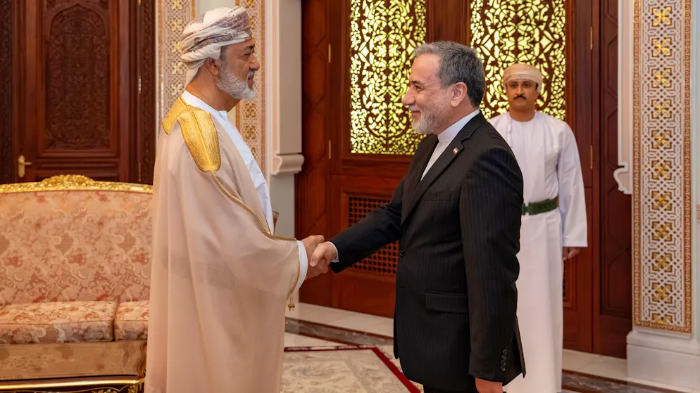 (Irans Aussenminister Abbas Araghtschi (r.) mit dem Sultan von Oman, Haitham bin Tarik al Said. (27. April 2026)