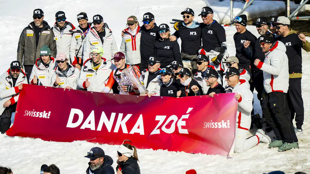 Das Swiss-Ski-Team ehrt nach dem Weltcup-Finale in Lillehammer Zoé Chastan.