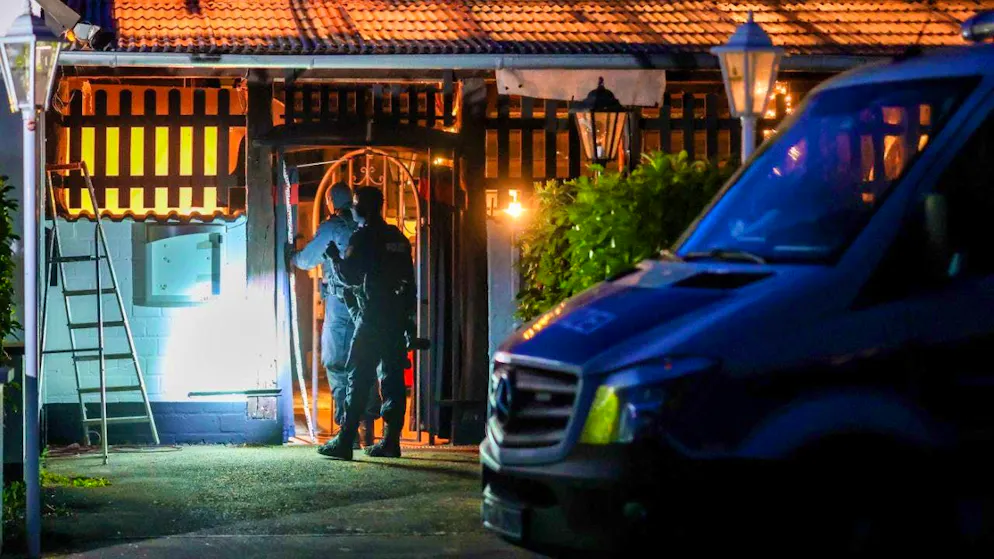 dpatopbilder - Police officers search the Hells Angels clubhouse in Hilden. Photo: Christoph Reichwein/dpa