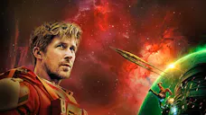 Ryan Gosling in einem roten Raumanzug blickt in den Weltraum; im Hintergrund ein grüner Planet, ein Raumschiff und eine rote Nebelwolke aus Project Hail Mary.