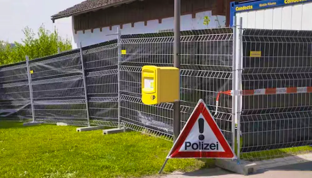 The police have cordoned off the area. 