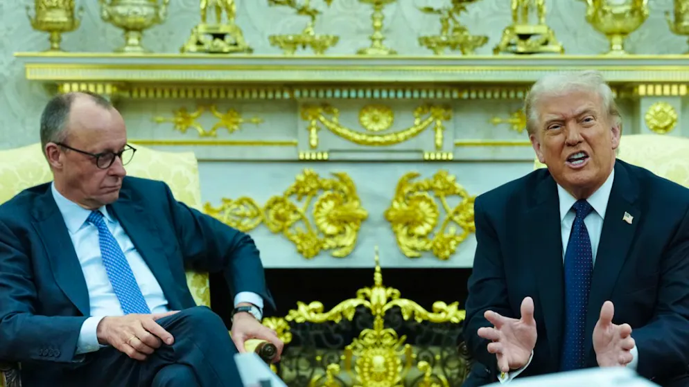 ARCHIV – US-Präsident Donald Trump (r) empfängt Bundeskanzler Friedrich Merz (CDU) im Weissen Haus. Themen sind der Krieg im Iran, der Zollstreit zwischen der EU und den USA gehen, der russische Angriffskrieg gegen die Ukraine und die China-Politik. Foto: Kay Nietfeld/dpa