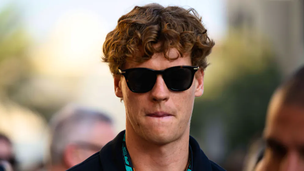 Il lato nascosto. Jannik Sinner e il garage da milioni: tra Ferrari, Porsche e il «no» del manager a 18 anni
