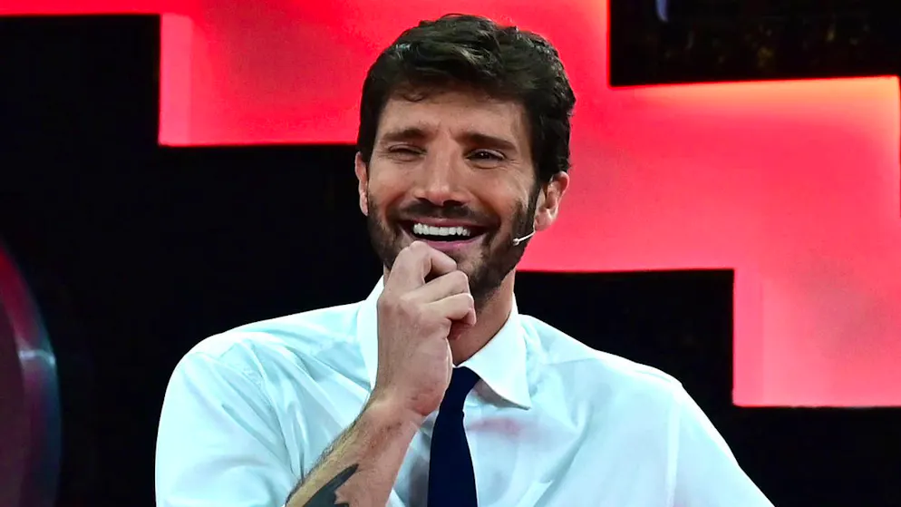 «Affari tuoi». De Martino show: con frecciate a Gerry Scotti e imitazione virale di Maria De Filippi