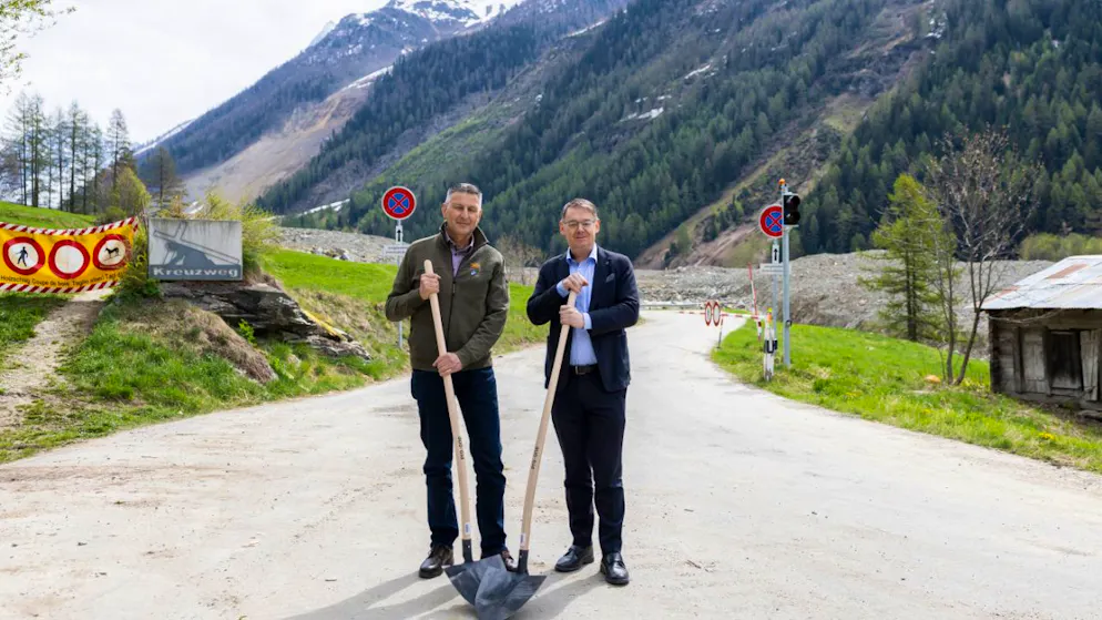 Il sindaco di Blatten Matthias Bellwald (s) e il consigliere di Stato Franz Ruppen (d) stamane sul tracciato della nuova strada.
