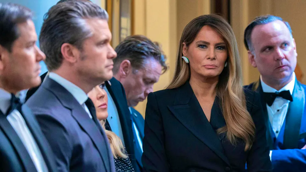 La première dame Melania Trump et les membres de son cabinet lors de la conférence de presse improvisée après les coups de feu à Washington le 25 avril : comme certains d'entre eux peuvent déjà sourire à ce moment-là, les personnes méfiantes les interprètent comme si l'incident avait été mis en scène.