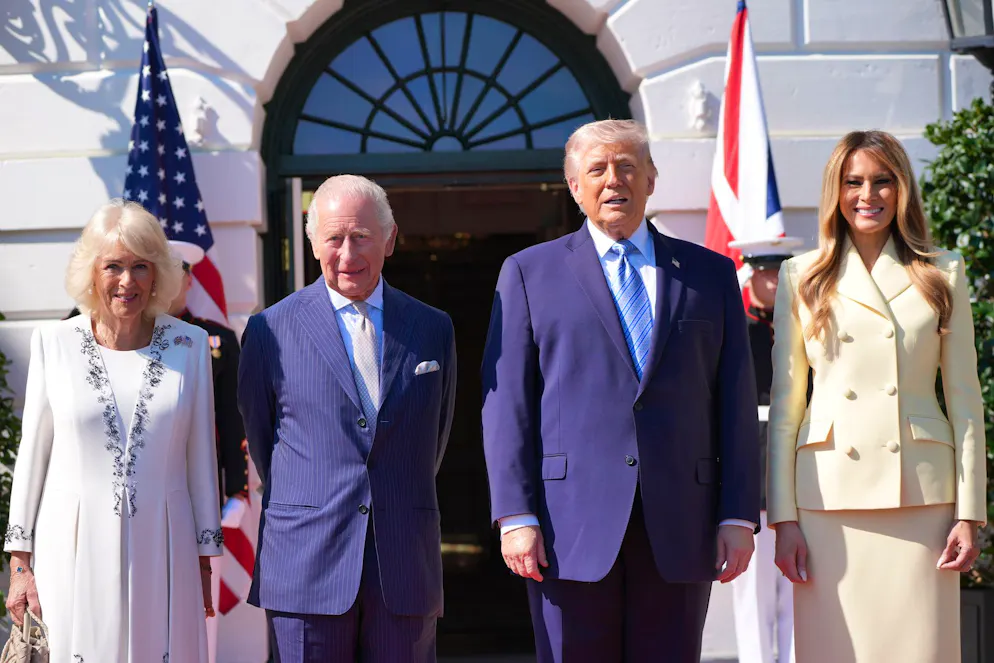Il presidente Donald Trump e la first lady Melania Trump accolgono il re Carlo III e la regina Camilla del Regno Unito al loro arrivo alla Casa Bianca, lunedì 27 aprile 2026, a Washington.