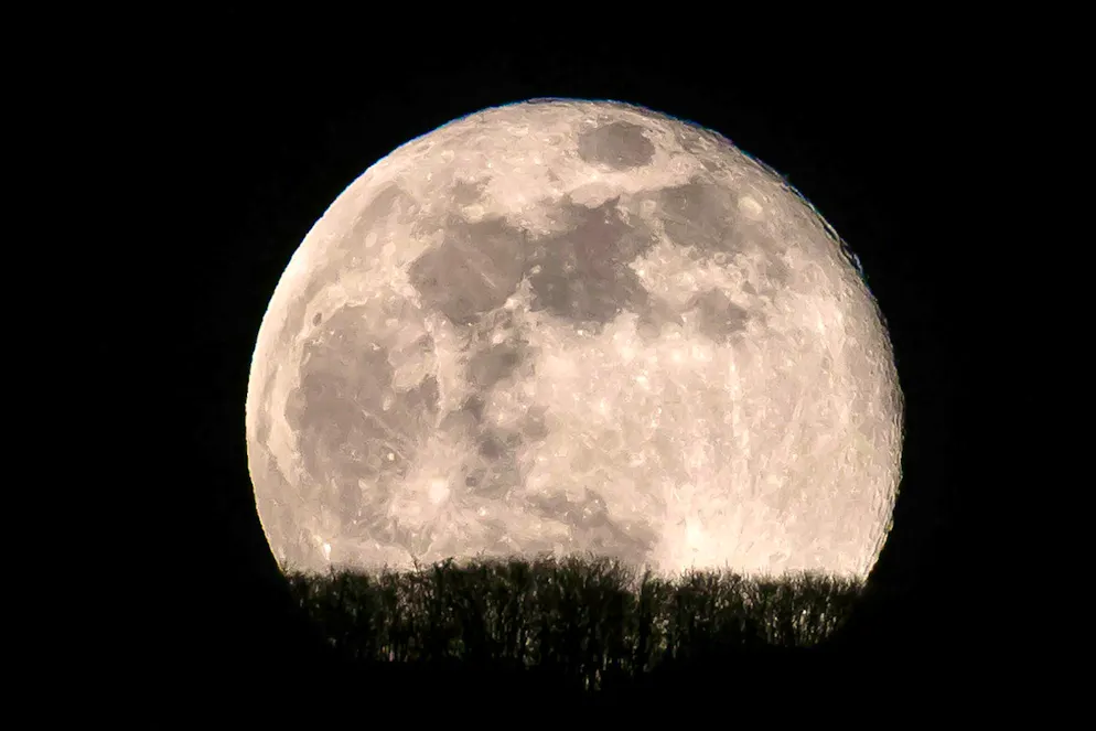 Sono necessari circa 29 giorni e mezzo per passare da una luna piena all'altra.