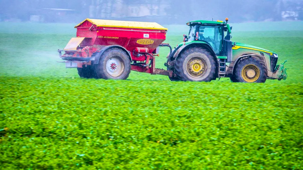 Rising fertilizer prices are threatening food security, according to the World Bank. Prices are likely to rise by around a third this year. (In the picture a fertilizer spreader)