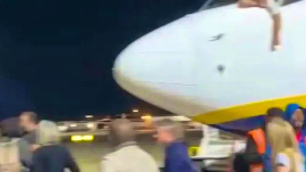 Perché lo hanno fatto?. Passeggeri furiosi invadono la pista e bloccano un volo Ryanair, ecco il video