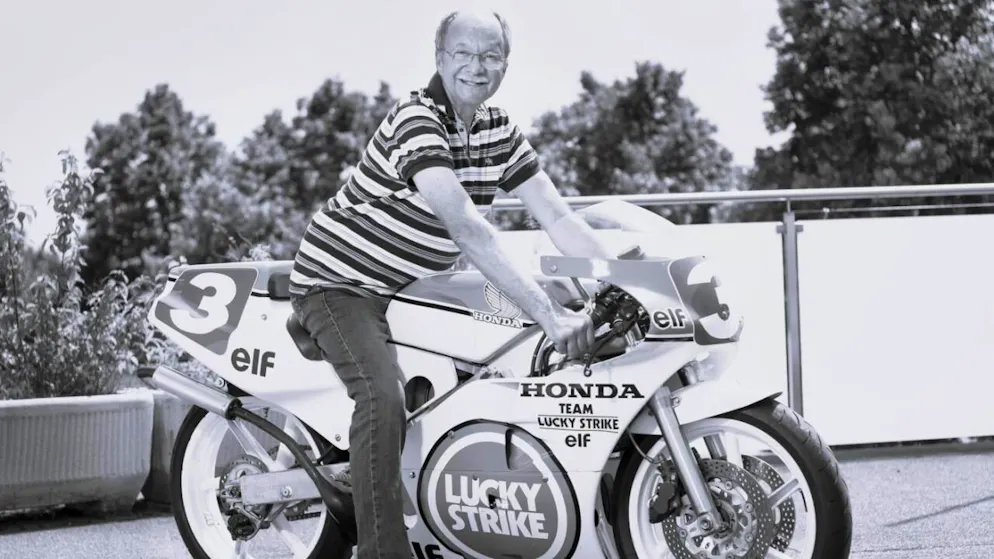 Der frühere Schweizer Motorradrennfahrer Jacques Cornu im 2019 auf seiner Honda-Maschine, mit der er 1989 seinen letzten Grand Prix gewann.