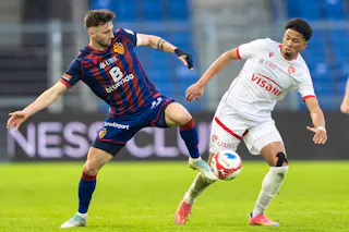 Dominik Schmid (FCB) (links) kaempft um den Ball mit Ethan Meichtry (FCT) (rechts) im Fussball Meisterschaftsspiel der Swiss Super League zwischen FC Basel 1893, FCB, und FC Thun, FCT, im Stadion St. Jakob-Park in Basel, am Sonntag, 1. Februar 2026. (KEYSTONE/Gaetan Bally)
