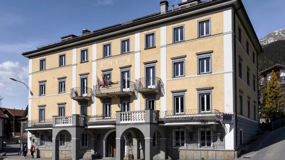 Un nuovo futuro per l'Hotel Piz Mitgel a Savognin. La struttura verrà rilevata dalla Nova Fundaziun Origen e verrà trasformata in un polo ricettivo, culturale e formativo.