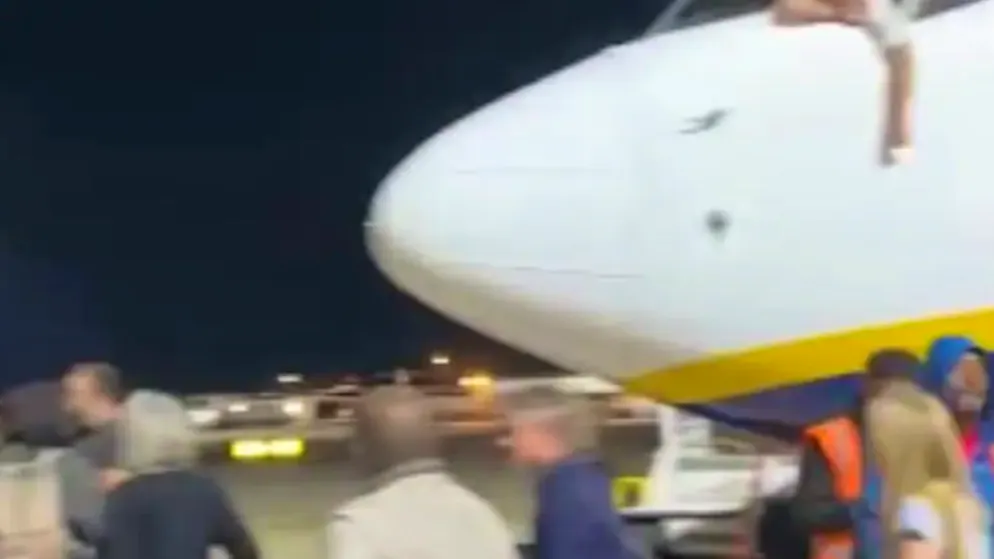 Eskalation wegen verpasstem Flug. Wütende Passagiere stürmen Rollfeld – Ryanair-Flieger stundenlang blockiert