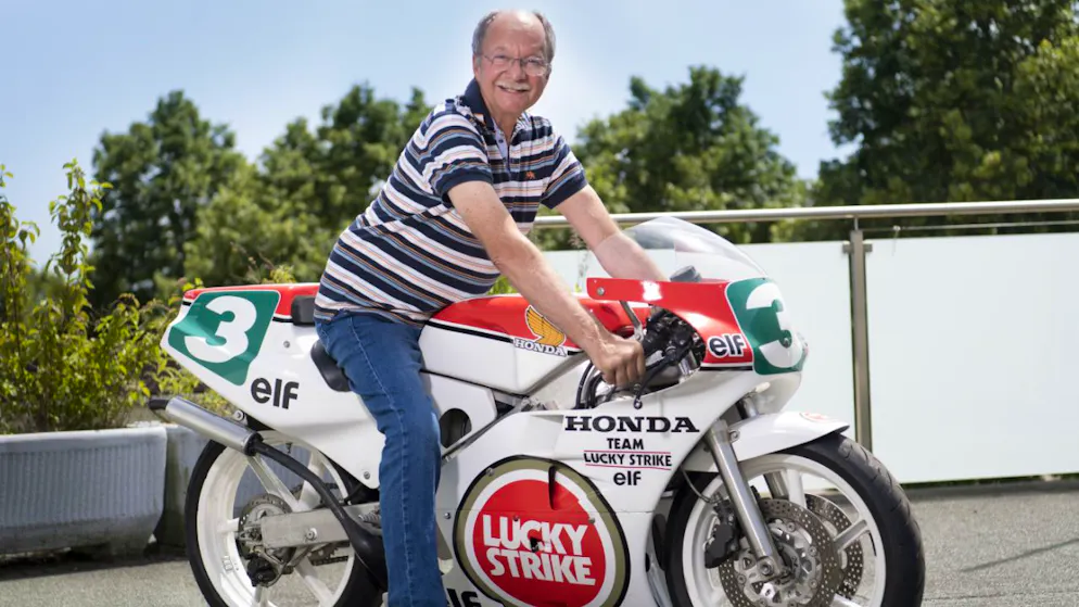 Jacques Cornu con la sua storica moto nel 2019.