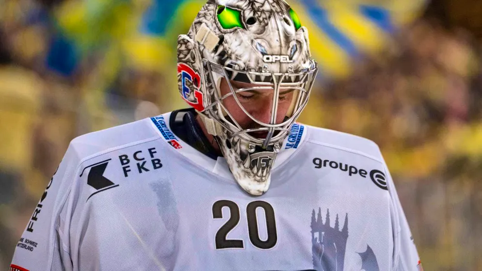 Gottéron goalie Reto Berra is disappointed after the defeat in Davos.