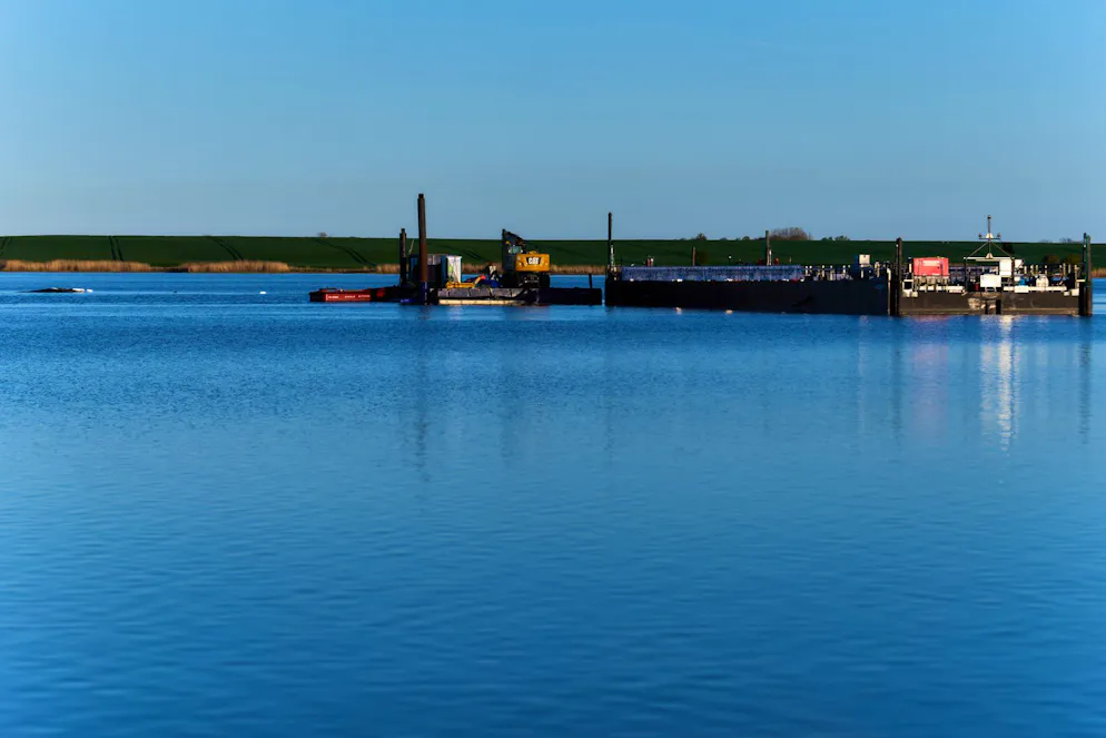 Die Barge, ein Lastkahn, steht für den gestrandeten Buckelwal vor der Insel Poel bereit.