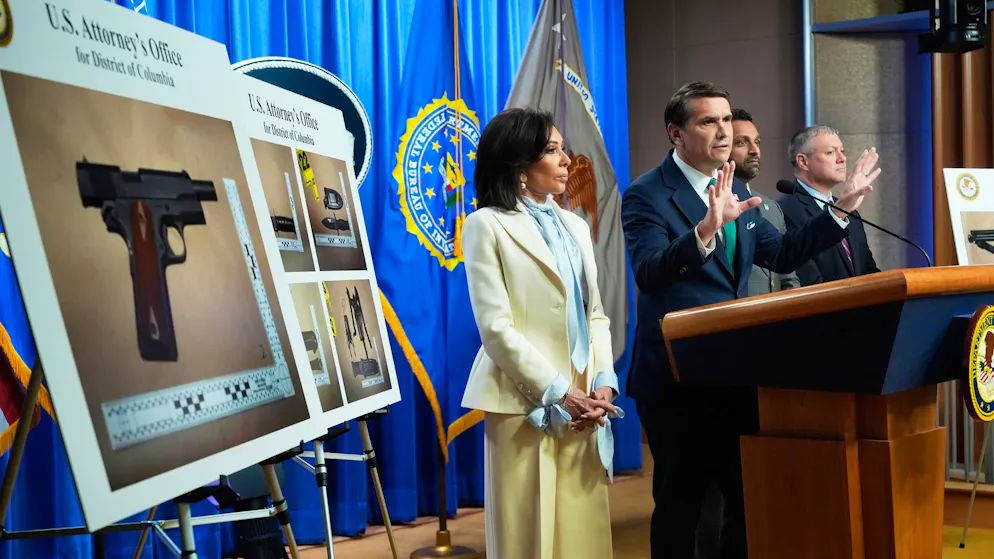 (V.l.n.r.) Bundesanwältin Jeanine Pirro, der amtierende US-Justizminister Todd Blanche, FBI-Direktor Kash Patel und FBI-Mitarbeiter Darren Cox am Montag in Washington bei einer Pressekonferenz am Montag, bei der sie die Anklage gegen Cole Thomas Allen verkündeten.