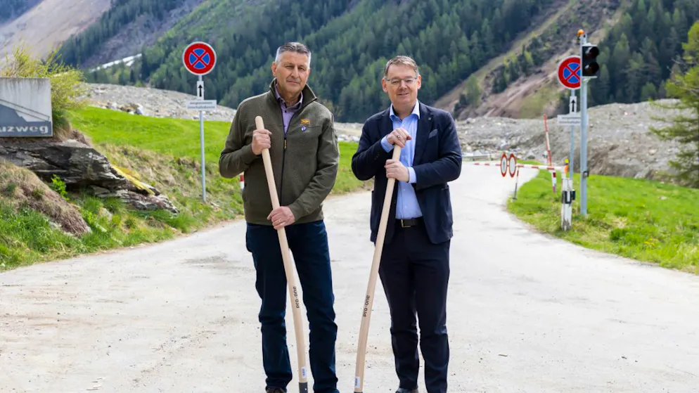 Symbolischer Spatenstich: Blattens Gemeindepräsident Matthias Bellwald (l) und Staatsrat Franz Ruppen (r.).