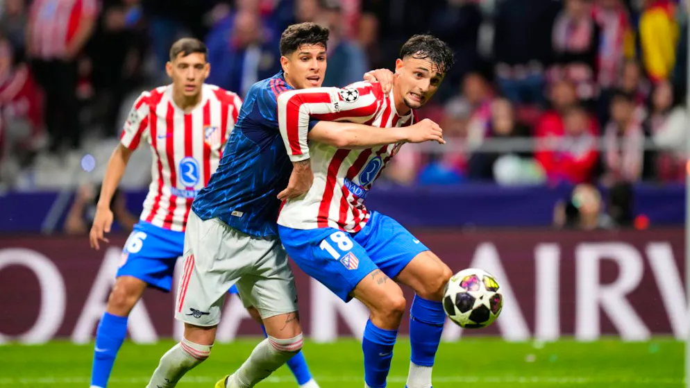 Arsenals Piero Hincapie und Atletico Madrids Marc Pubill im Zweikampf