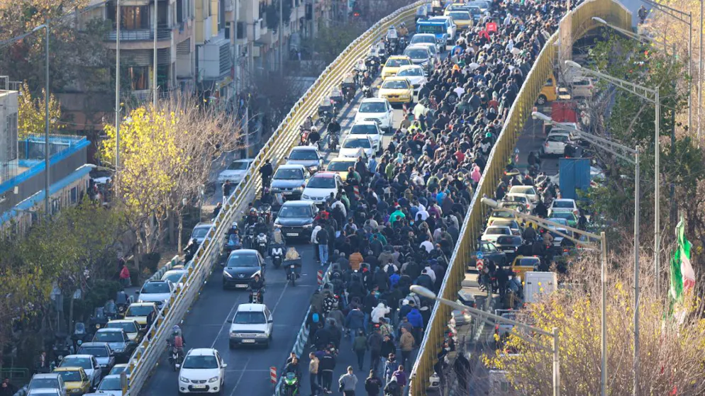 ARCHIV – Demonstranten marschieren in der Innenstadt von Teheran bei einem Protest gegen die schlechten wirtschaftlichen Bedingungen. (zu dpa: «UN-Menschenrechtschef verurteilt Irans harte Repressionen») Foto: -/Fars News Agency/AP/dpa