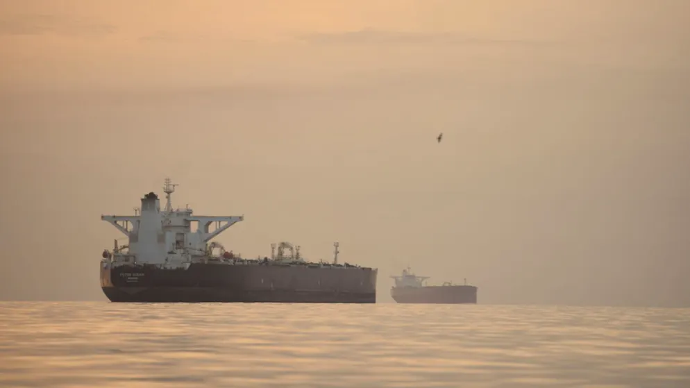 ARCHIV – Tanker ankern in der Strasse von Hormuz vor der Küste der Insel  Qeschm. Foto: Asghar Besharati/AP/dpa