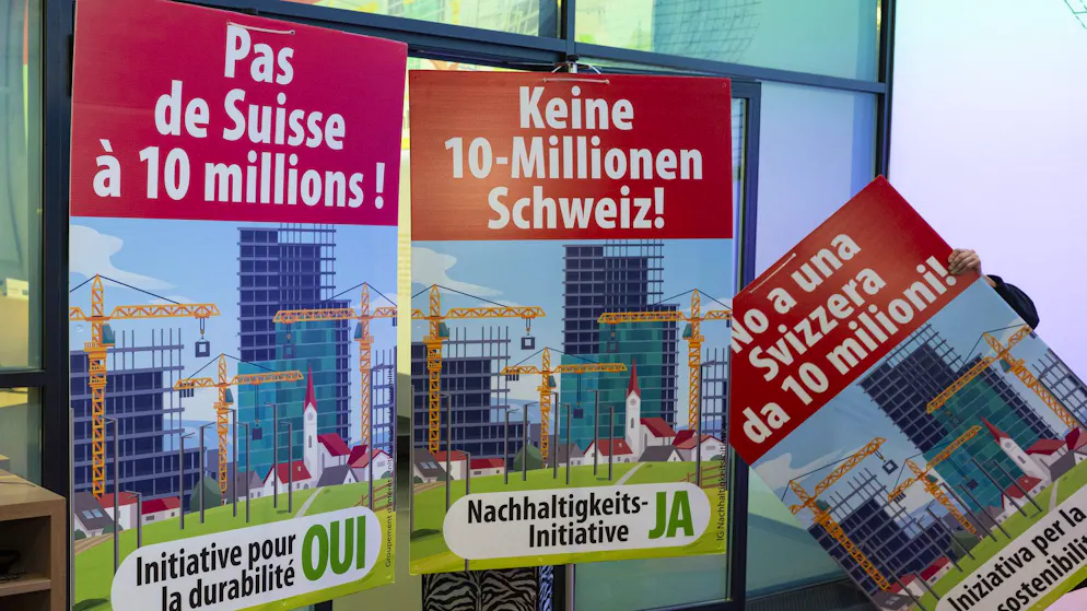 Vote on June 14. Poll shows majority in favor of the SVP's 10 million Swiss initiative