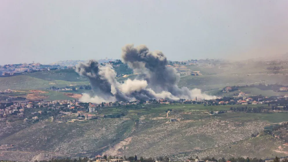 Nach einem israelischen Luftangriff in einem südlibanesischen Dorf nahe der israelischen Grenze steigt Rauch auf. Foto: Gil Cohen Magen/dpa