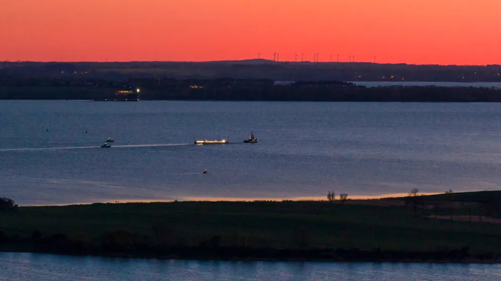 dpatopbilder – Das Schiff «Robin Hood» zieht vor Wismar die Barge mit dem gestrandetem Wal. Foto: Bodo Marks/dpa