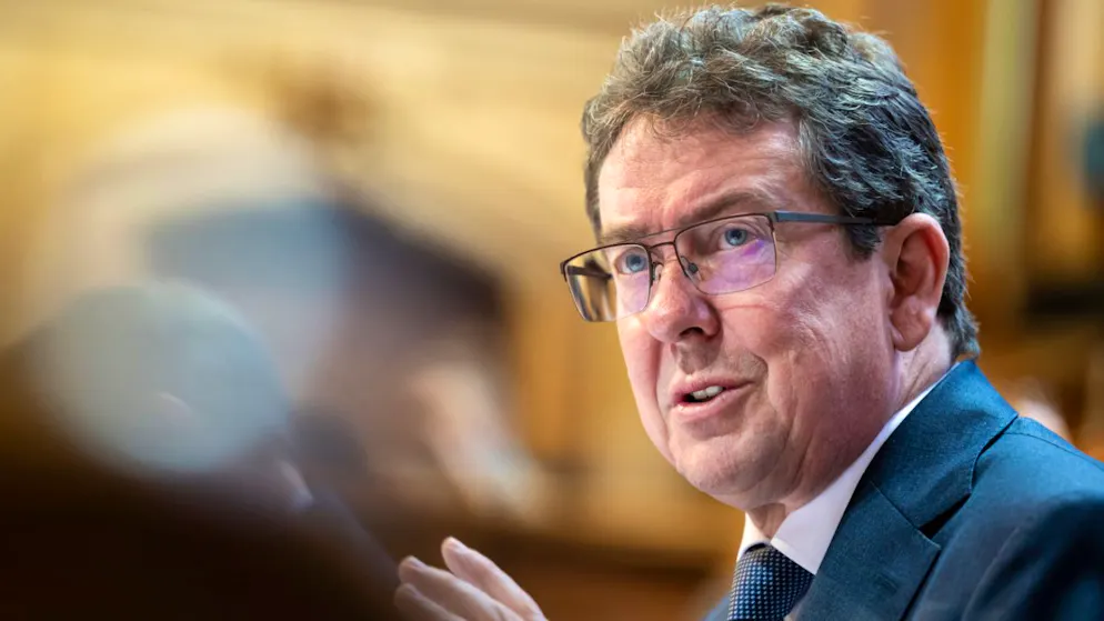 Il capo del DATEC, Albert Rösti (nella foto d'archivio), è stato operato con successo alla schiena. Alle Camere federali lo sostituisce il capo del DDPS Martin Pfister.