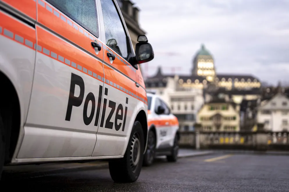 La police a été informée peu après 17h30 qu'un individu ciblait des passants avec une arme depuis le balcon d'un appartement.