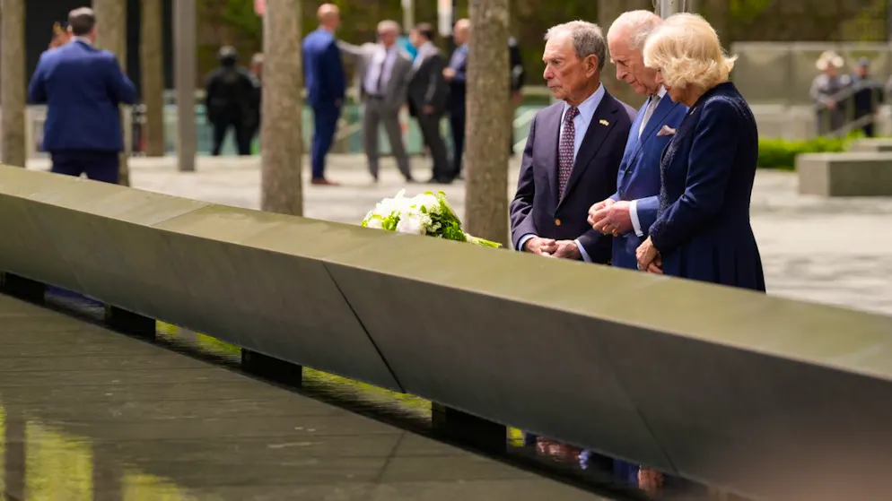 Grossbritanniens König Charles III. (M) und Königin Camilla besuchen das 9/11 Memorial mit dem ehemaligen Bürgermeister von New York City, Michael Bloomberg. Foto: Seth Wenig/AP/dpa