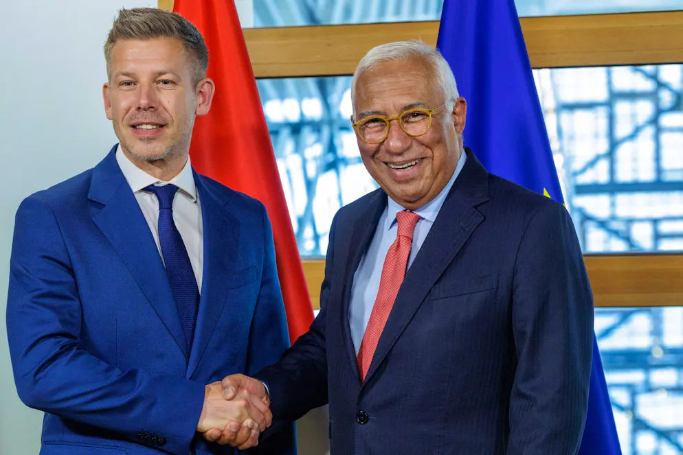 Le président du Conseil européen, Antonio Costa (à droite), rencontre le Premier ministre hongrois élu, Peter Magyar, lors de la première visite de ce dernier aux institutions européennes depuis les récentes élections en Hongrie, à Bruxelles, en Belgique, le 29 avril 2026.