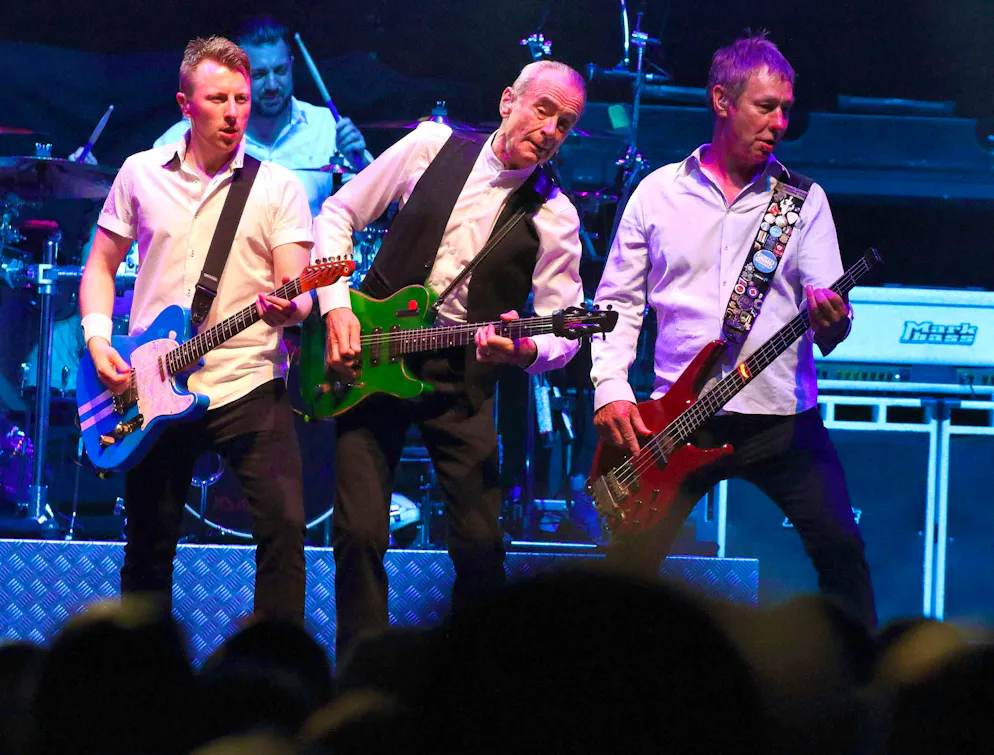 Schlager star Peter Kraus (87) tours and tours and tours and .... In the mid-1980s, the British band Status Quo conjured up the "End of the Road", only to rock on and rock on two years later and ... still doing it today.