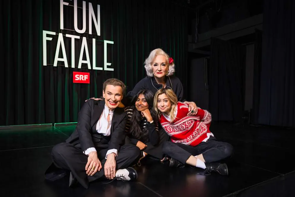 «Fun Fatale» – das neue SRF-Stand-up-Format mit Moderatorin Andrea Fischer Schulthess. In der Folge 2 präsentiert Moderatorin Andrea Fischer Schulthess (Mitte) die Komikerinnen Tina Teuber, Reena Krishnaraja und Lara Stoll (von links).