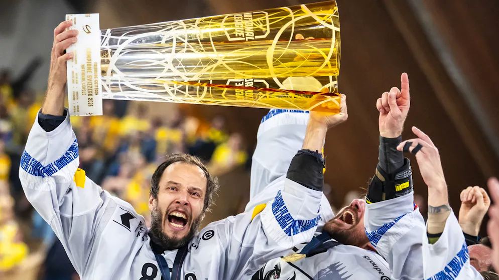 Davos defeated in overtime. Fribourg-Gottéron wins its first championship title!