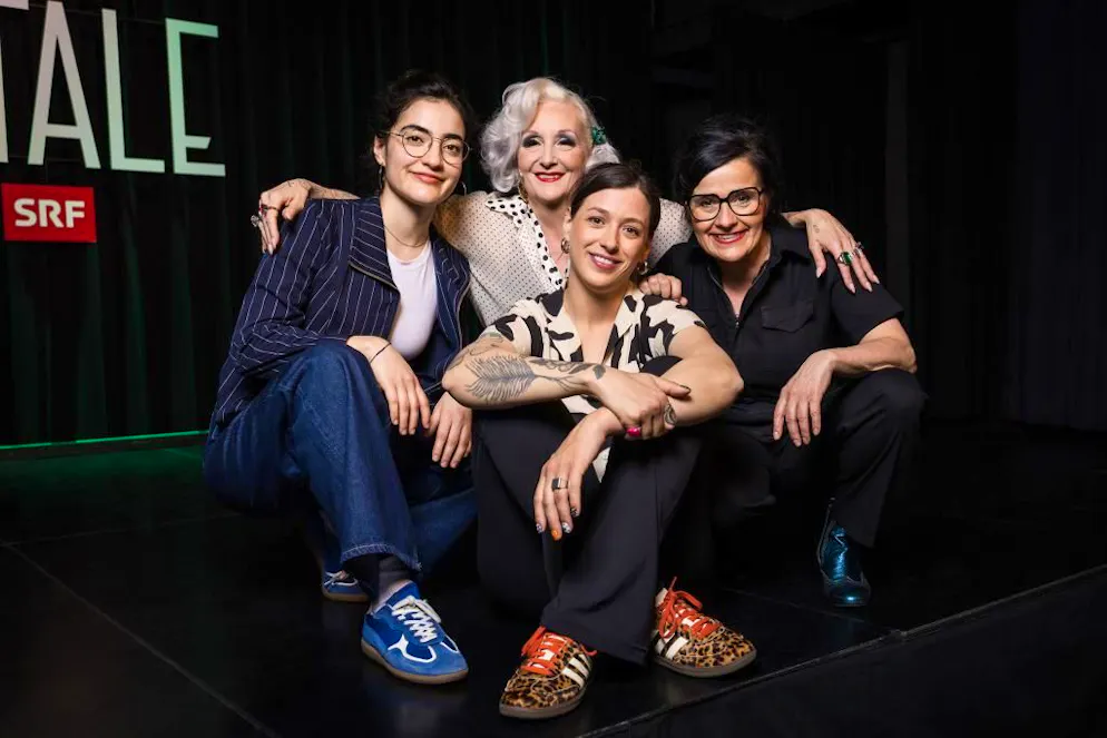 «Fun Fatale» – das neue SRF-Stand-up-Format mit Moderatorin Andrea Fischer Schulthess. In der Folge 3 – ebenfalls von Andrea Fischer Schulthess moderiert – treten Ana Lucia, Lisa Christ und Anet Corti auf (von links). 