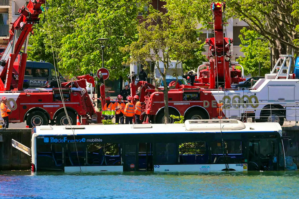 Autobus precipita nella Senna vicino a Parigi. L'autobus è stato salvato dal fiume con delle gru.