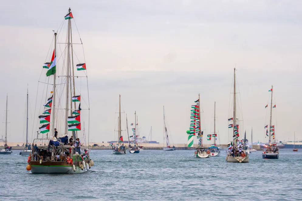 Le imbarcazioni che trasportano attivisti e aiuti umanitari destinati ai palestinesi di Gaza si radunano nel porto in occasione di una cerimonia simbolica di saluta, nell’ambito della Flottiglia Globale Sumud, a Barcellona, in Spagna, domenica 12 aprile 2026.