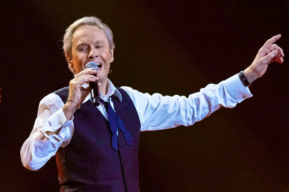 Schlager star Peter Kraus (87) tours and tours and tours and .... Peter Kraus has already gone on seven farewell tours. Now the 87-year-old pop icon is returning to the stage - together with his son Mike.