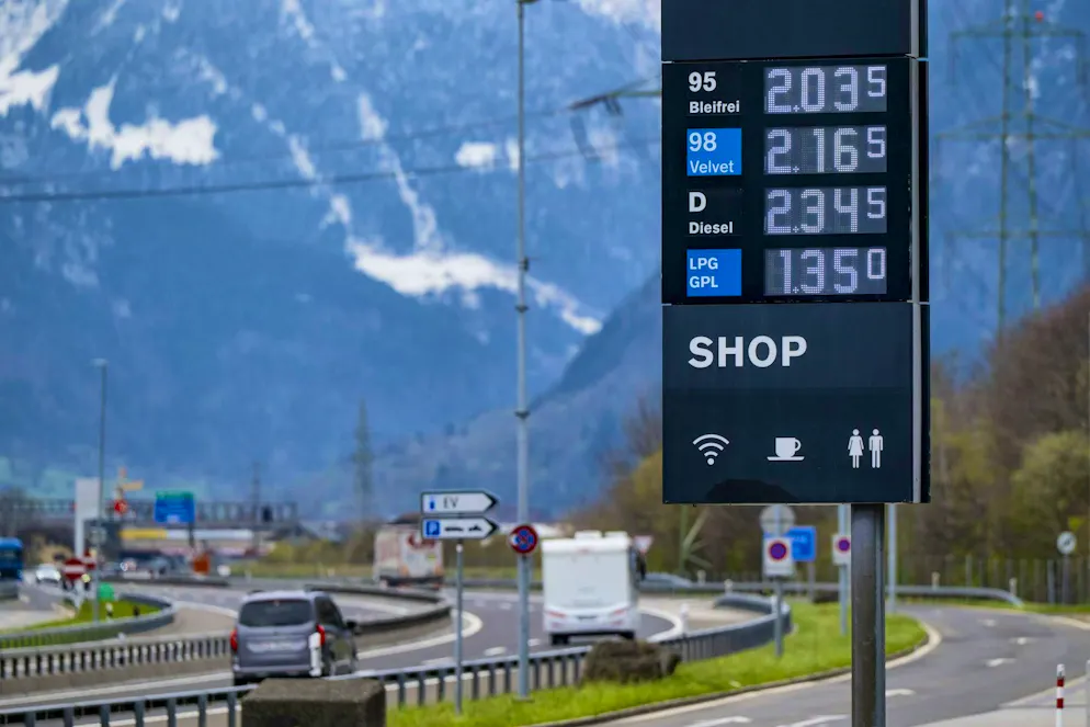Petrol station at the A2 highway service station Erstfeld: If you want to leave the oil dealers on the left (or right), you can save fuel with your driving style.