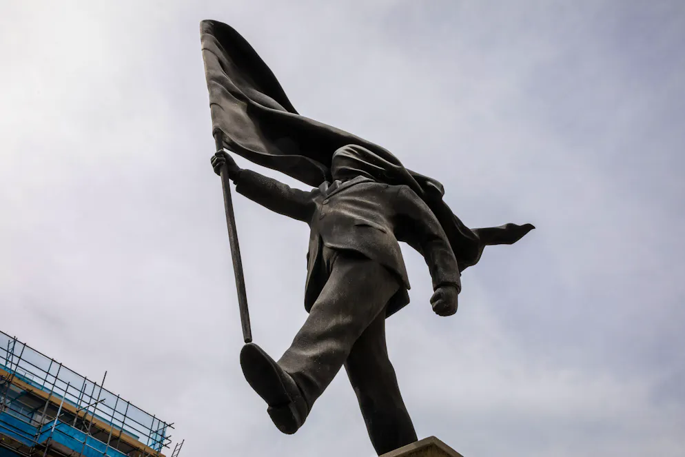 Dans les premières heures de la matinée, la statue de 7,5 mètres a surgi sur Waterloo Place, dans le centre historique de Londres. 