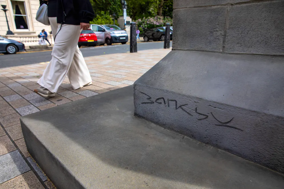 Si Banksy n'a pas officiellement revendiqué l'œuvre sur son compte Instagram, sa signature est apparue griffonnée sur le piédestal de la statue.