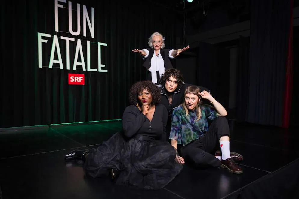 «Fun Fatale» – das neue SRF-Stand-up-Format mit Moderatorin Andrea Fischer Schulthess. In der Folge 1 vom neuen Stand-up-Format «Fun Fatale» stehen Thelma Buabeng, Andrea Fischer Schulthess (Moderatorin), Patti Basler und Jane Mumford auf der Bühne (von links nach rechts).