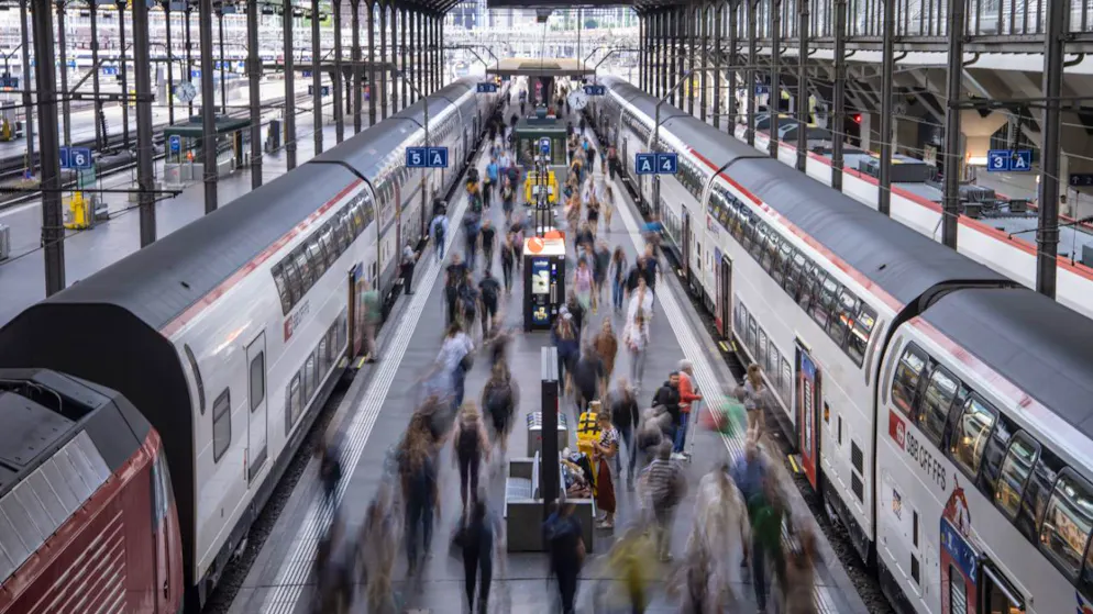 Viaggiatori alla stazione di Lucerna (foto d'archivio).